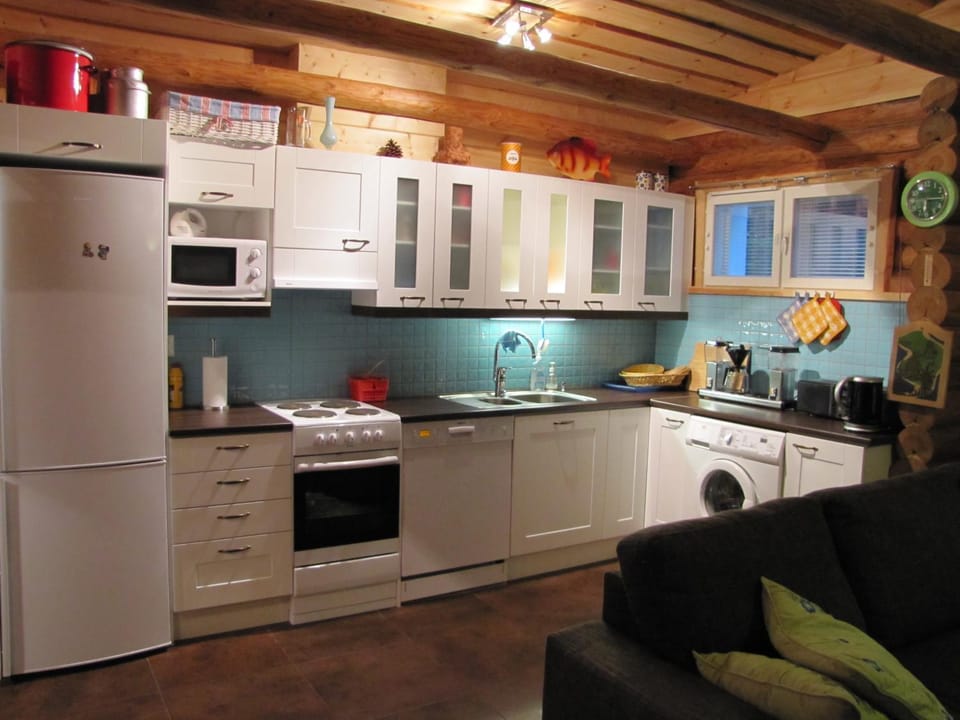 Coffee/tea facilities, Kitchen or kitchenette, dishwasher, oven, toaster