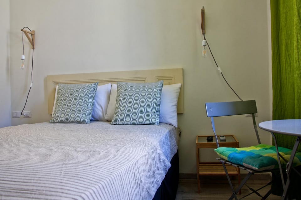 Bed, Bedroom, Street view