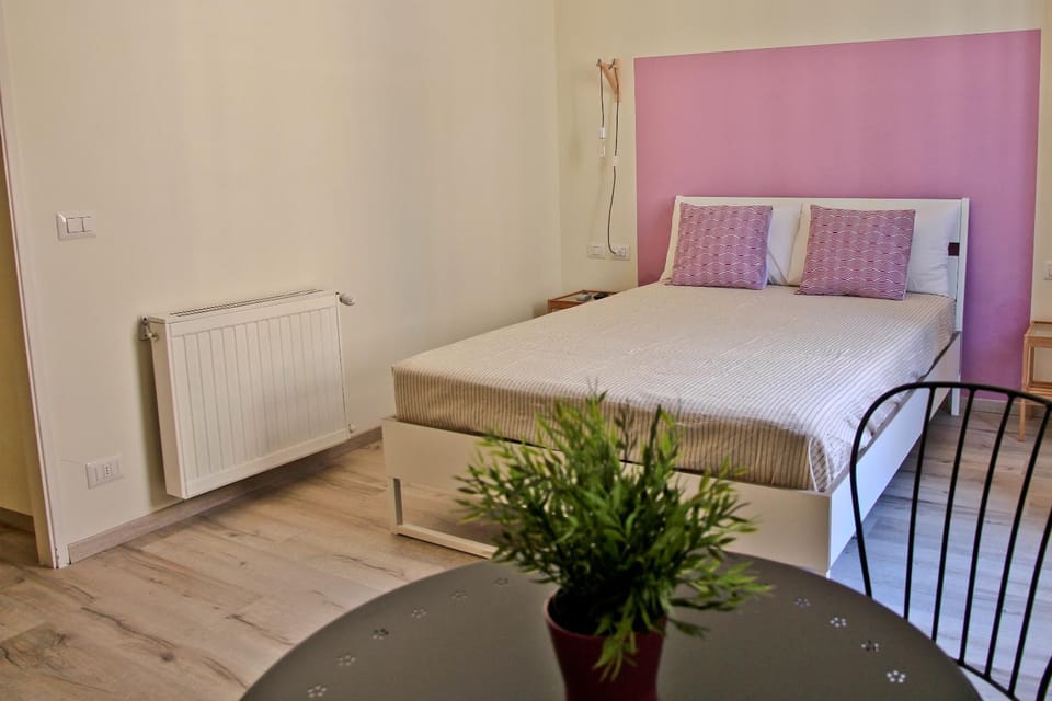 Bed, Bedroom, Street view