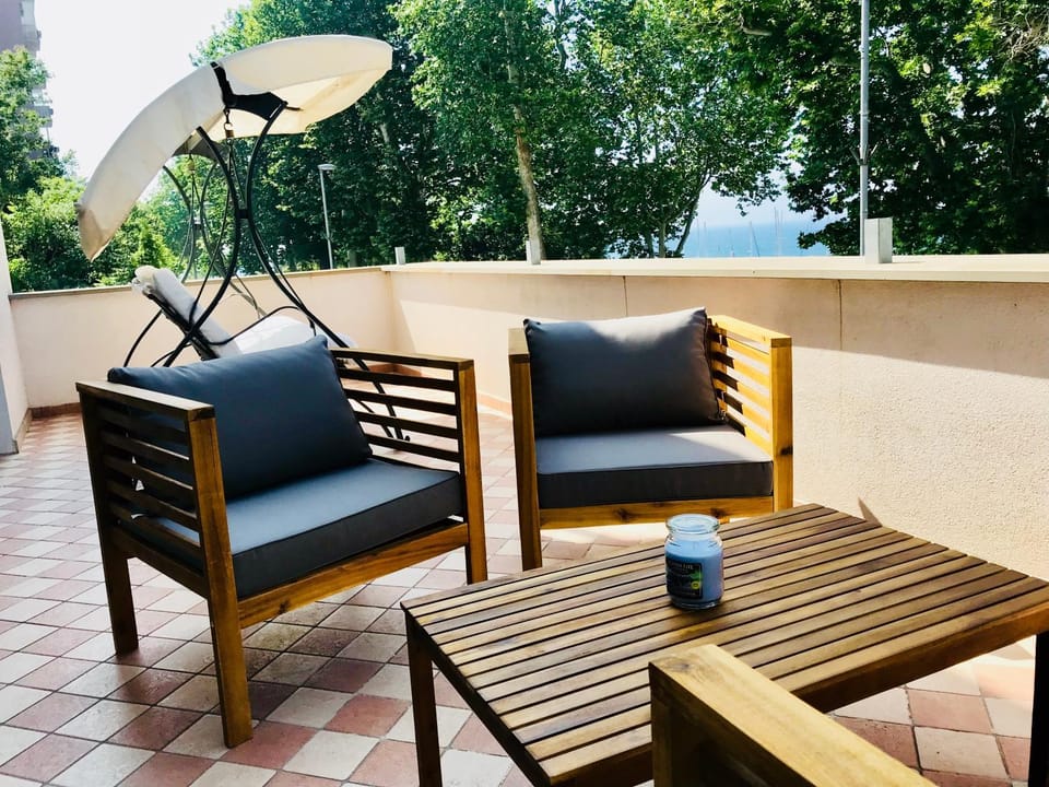 Day, Balcony/Terrace, Seating area, On site, City view, City view, Garden view, Garden view, Sea view, Sea view, Street view, Quiet street view