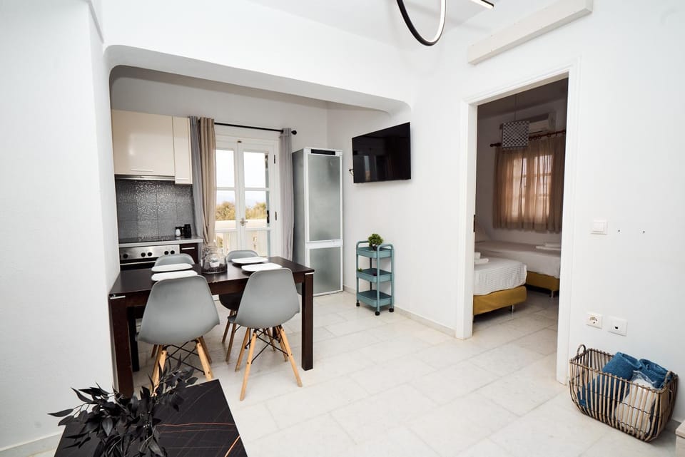 TV and multimedia, Kitchen or kitchenette, Photo of the whole room, Seating area, Dining area, oven, stove