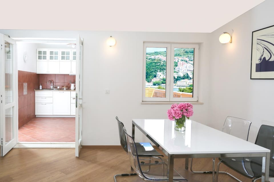Kitchen or kitchenette, Living room