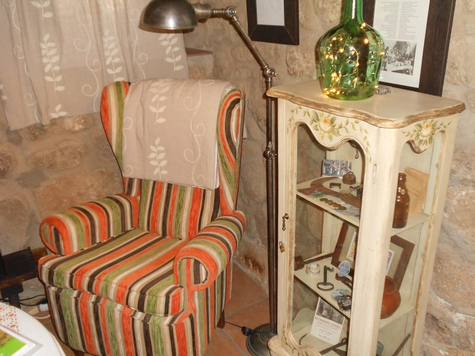 Lounge or bar, Seating area, Dining area