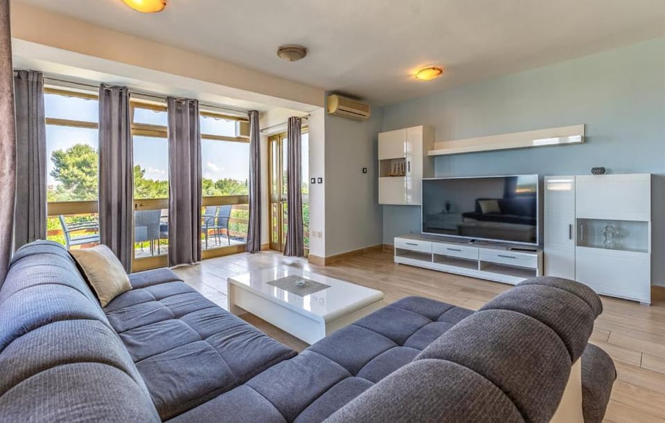Communal lounge/ TV room, TV and multimedia, Living room, Seating area