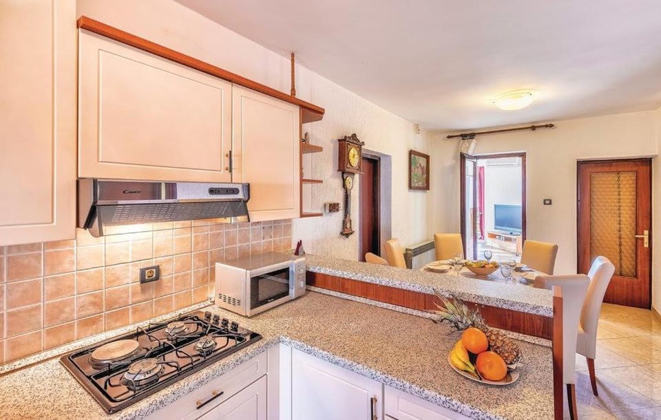 Kitchen or kitchenette, Living room, Seating area, Dining area, stove