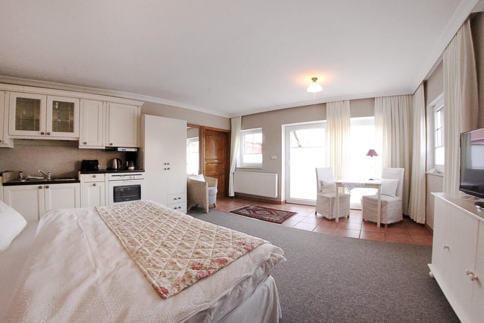 TV and multimedia, Kitchen or kitchenette, Dining area, Bedroom