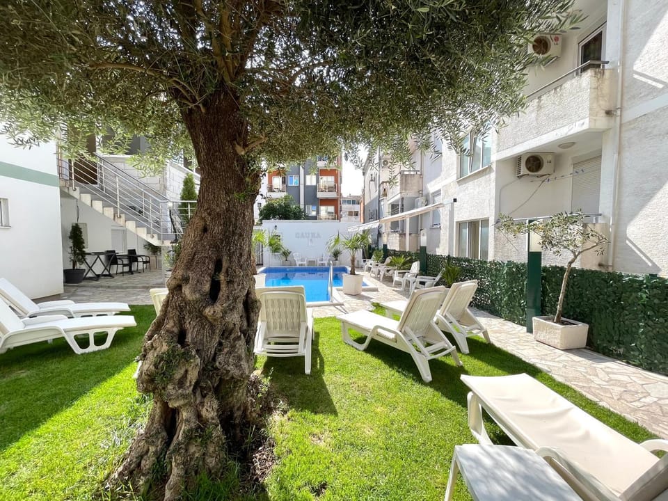 Property building, Patio, Day, Garden, Pool view, Swimming pool, sunbed