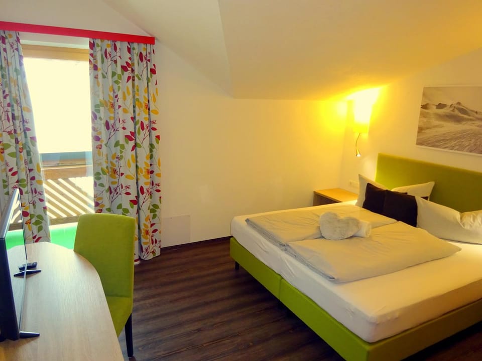 Bed, TV and multimedia, Balcony/Terrace, Photo of the whole room, Bedroom