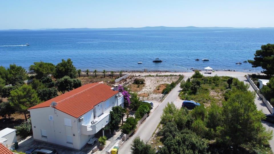 Property building, Neighbourhood, Natural landscape, Bird's eye view, Beach, Sea view, Street view, Location, Parking