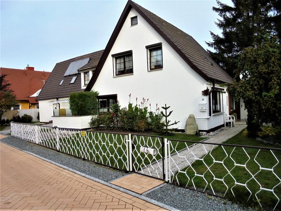 Property building, Facade/entrance, Garden