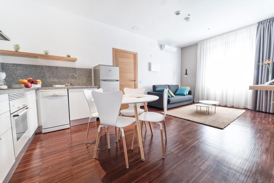 Kitchen or kitchenette, Living room, Dining area, dishwasher, minibar, pet friendly, stove