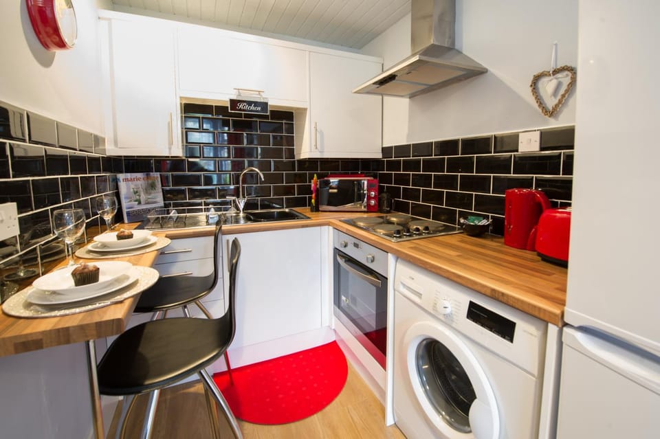 Coffee/tea facilities, Kitchen or kitchenette, Dining area