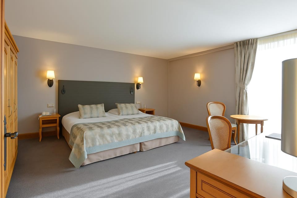 Bed, Photo of the whole room, Seating area, Bedroom
