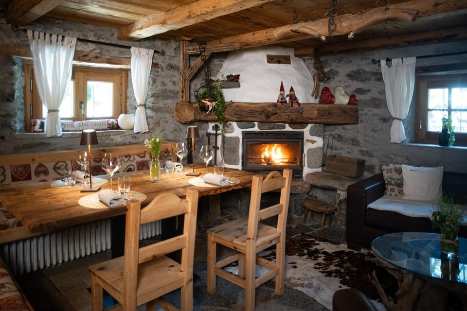 Restaurant/places to eat, fireplace