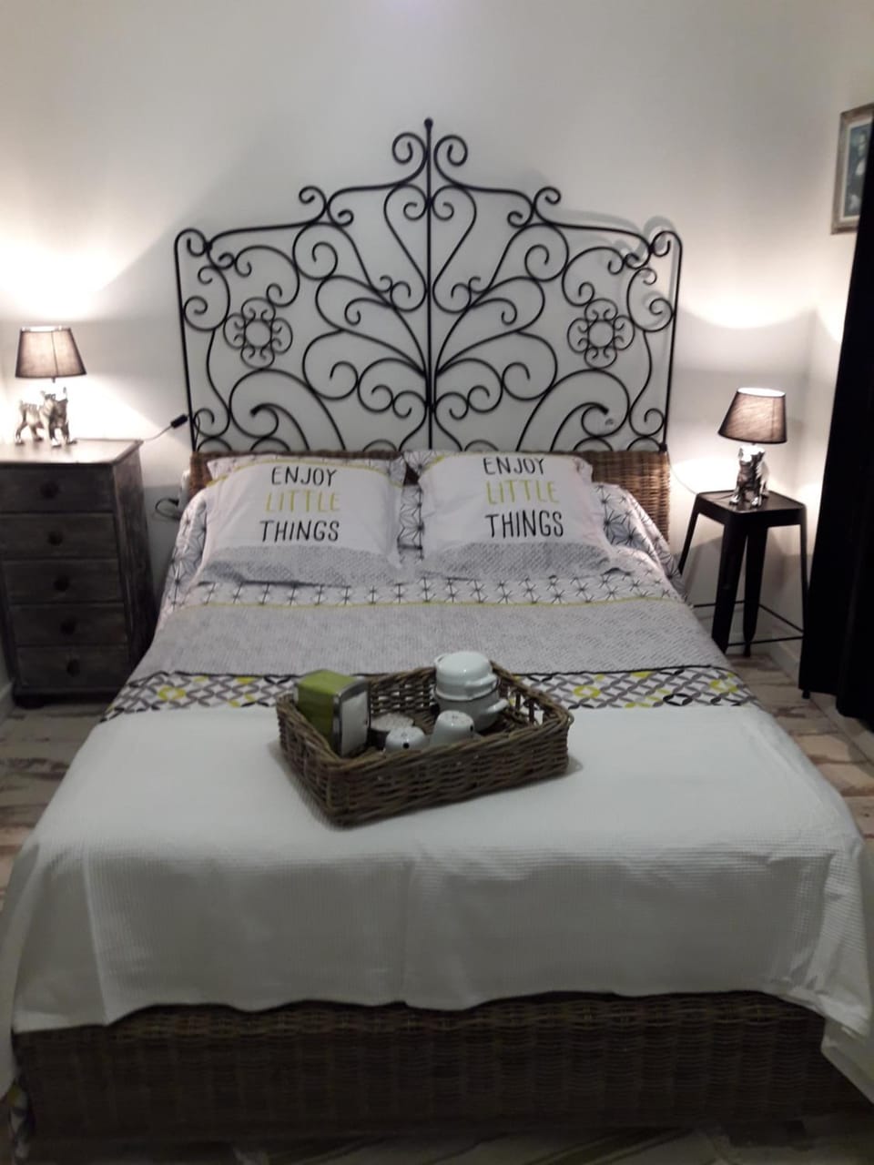Bed, Summer, Photo of the whole room, Decorative detail, Bedroom, Pets, Sunset