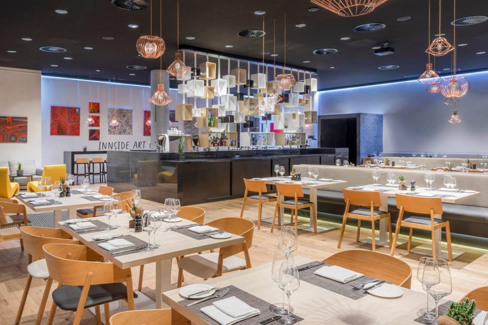 Restaurant/places to eat, Coffee/tea facilities, Lounge or bar, Drinks