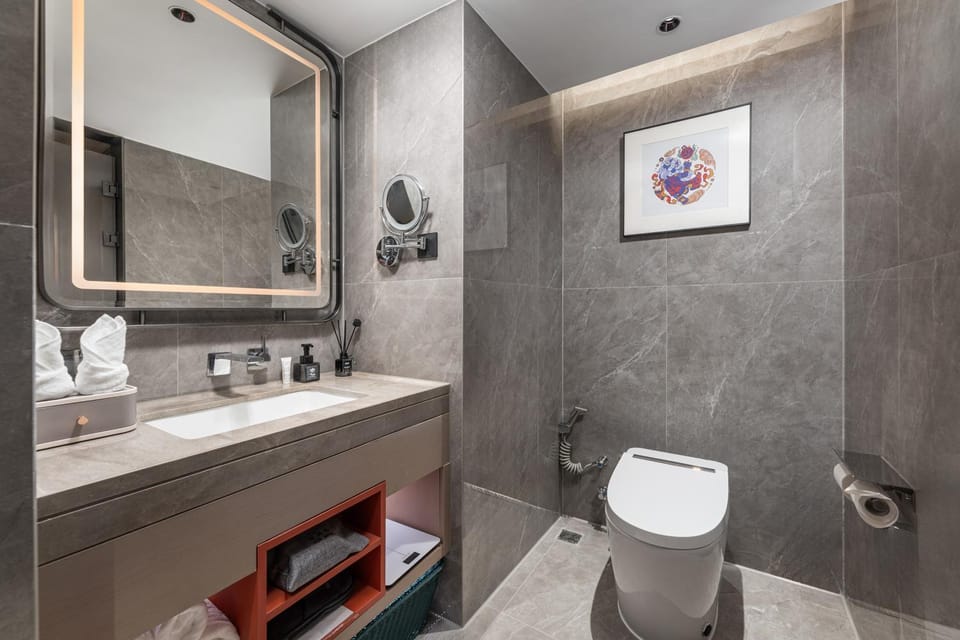 Toilet, towels
