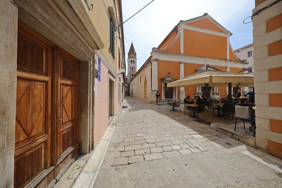 Facade/entrance, Day, Neighbourhood