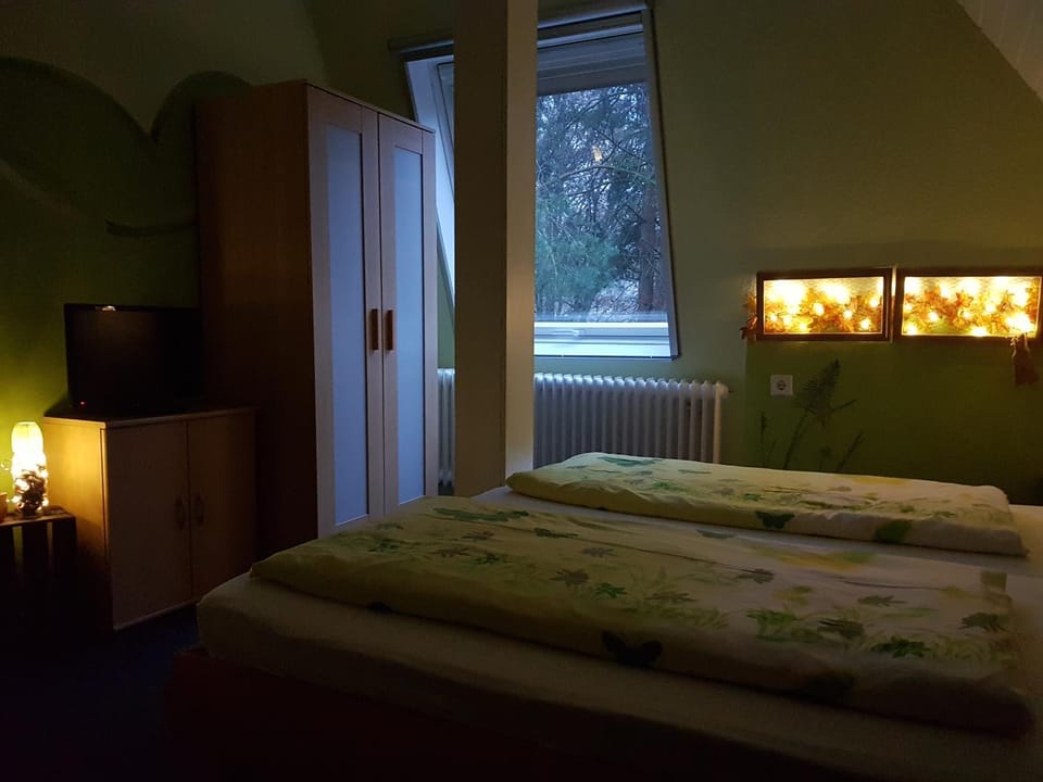 Photo of the whole room, Decorative detail