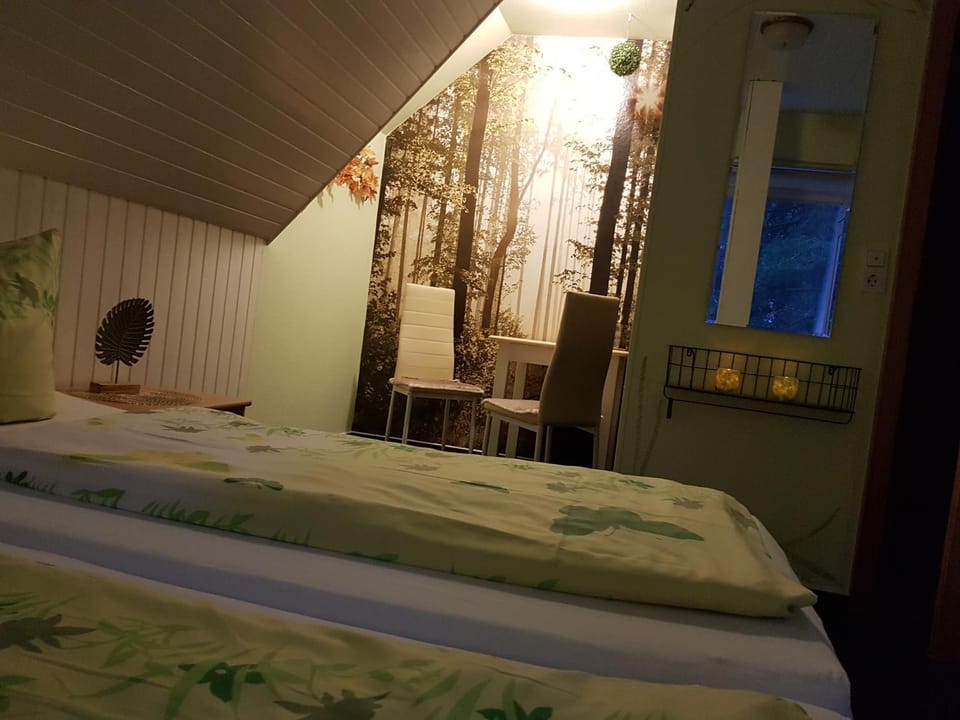Photo of the whole room, Decorative detail