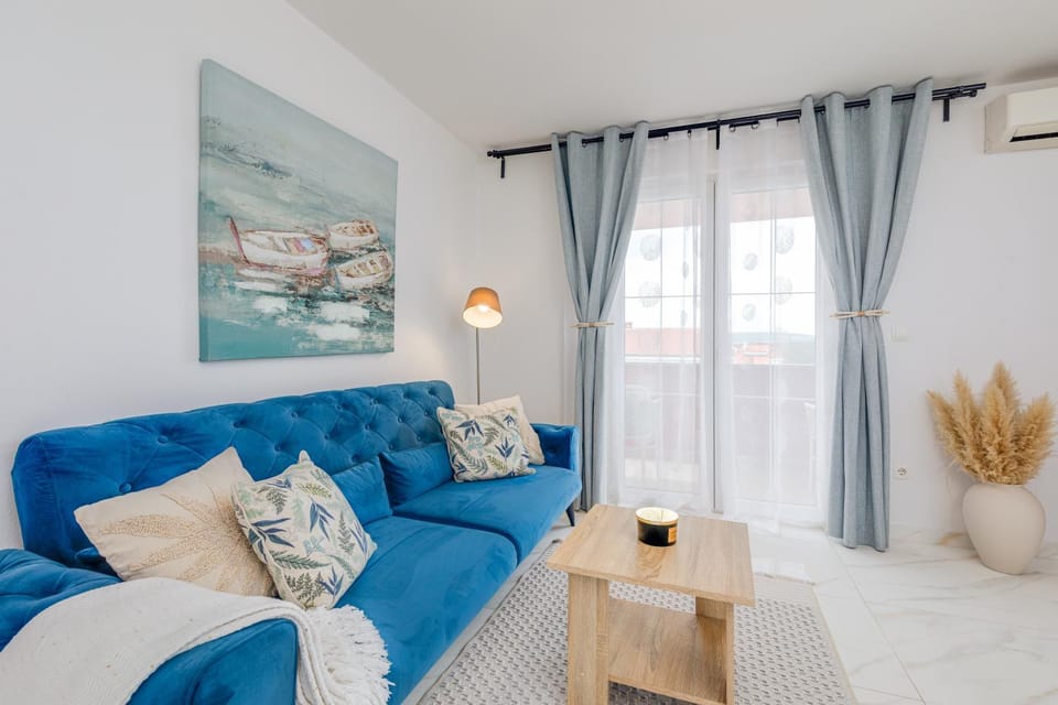 Living room, Seating area, air conditioner