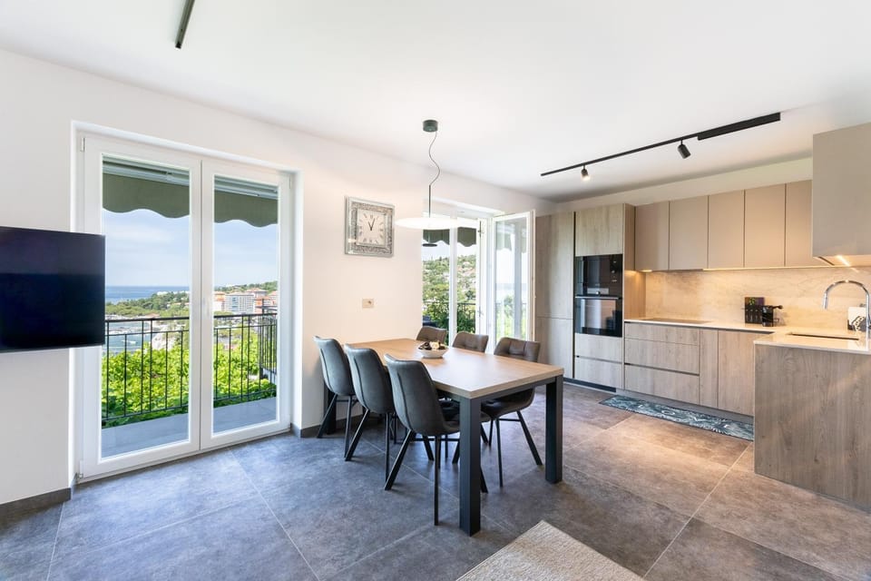Dining area, kitchen