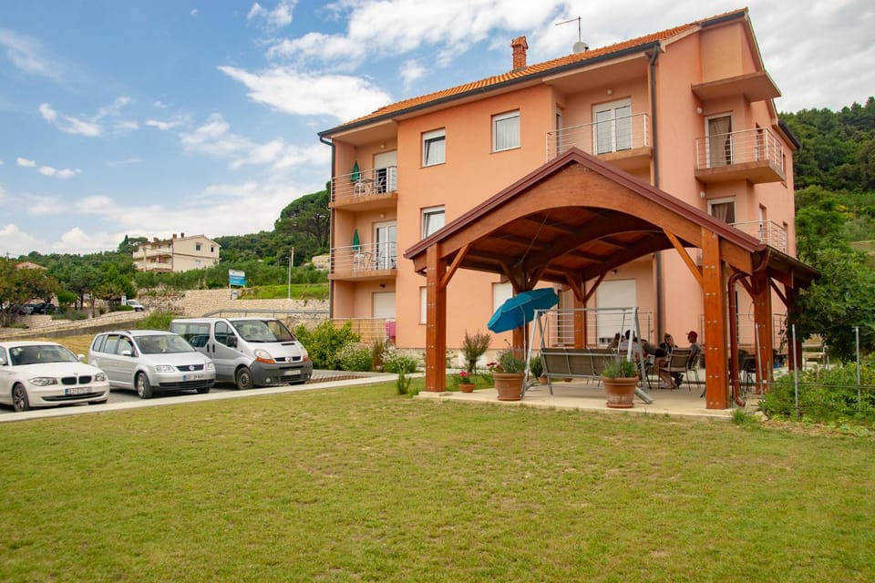 Property building, Garden, Garden view, Parking