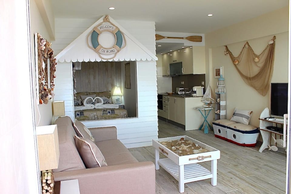 TV and multimedia, Kitchen or kitchenette, Living room, Seating area, Bedroom
