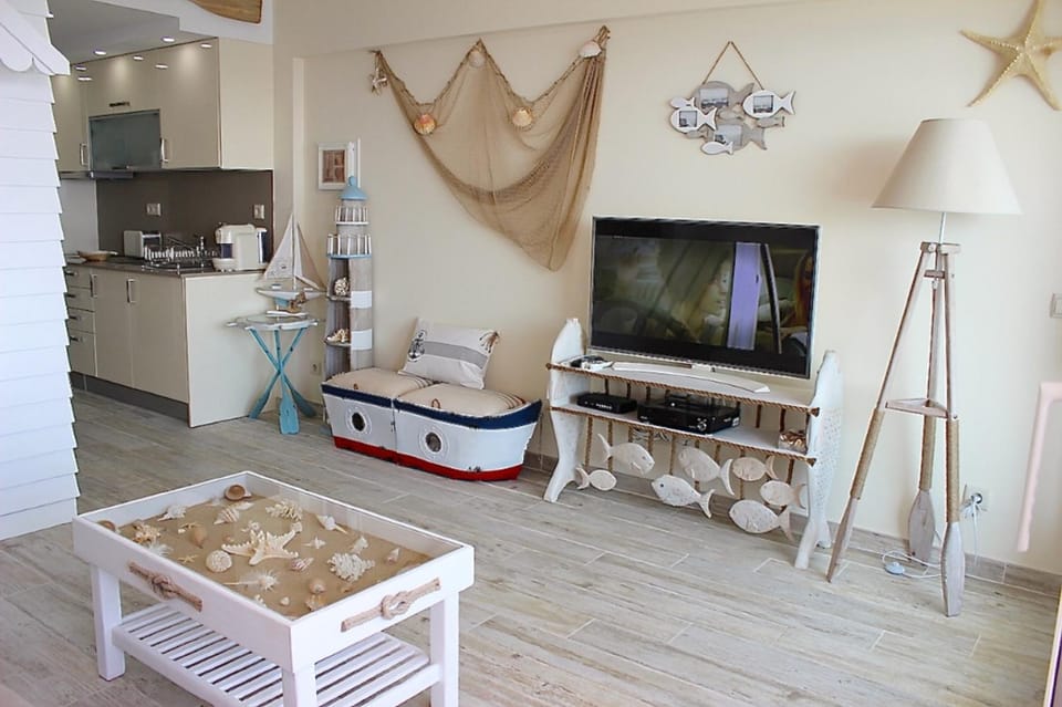 TV and multimedia, Kitchen or kitchenette, Living room, Seating area