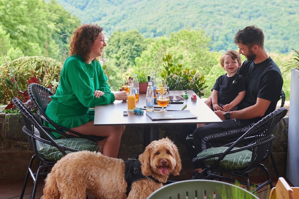 Restaurant/places to eat, Pets, Family