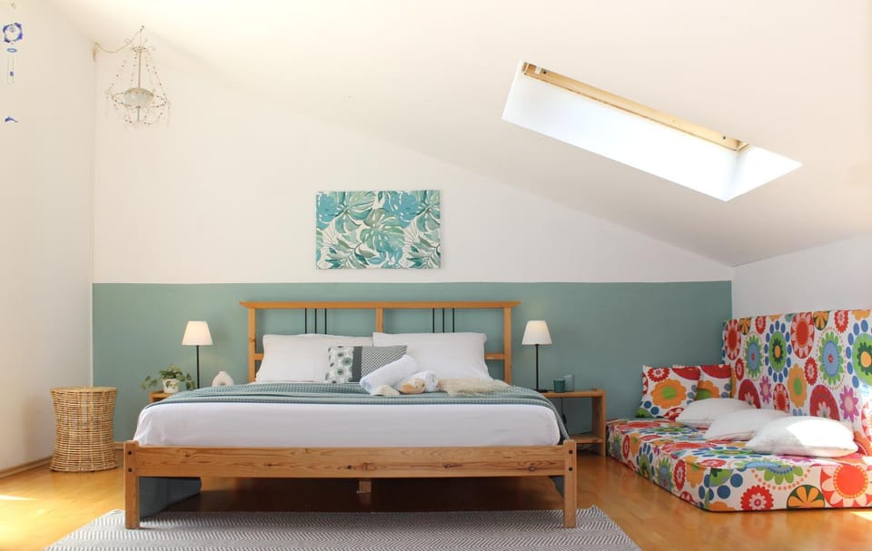 Bed, Living room, Photo of the whole room, Seating area, Bedroom