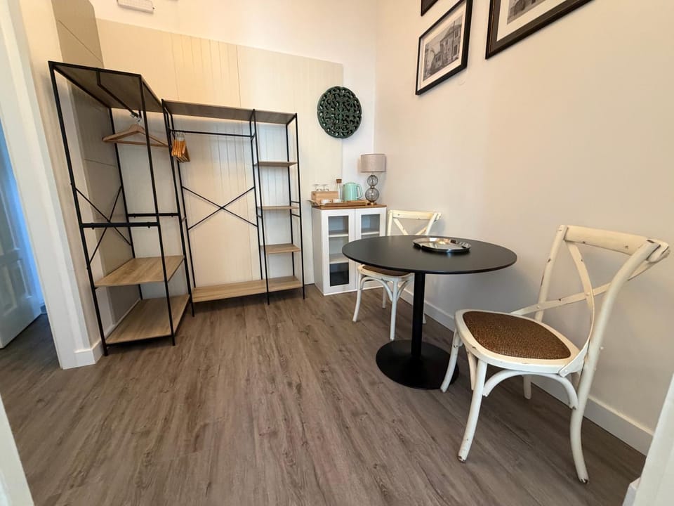 Seating area, Dining area