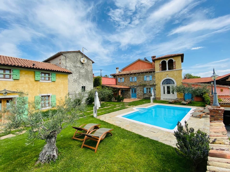 Property building, Day, Garden, Swimming pool