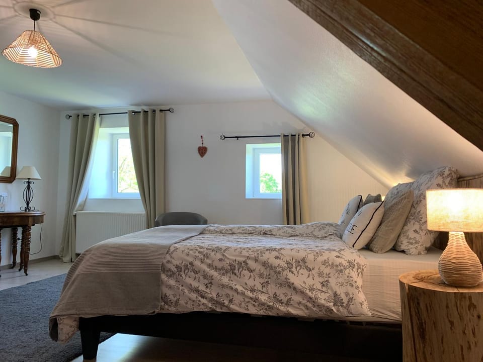 Photo of the whole room, Bedroom