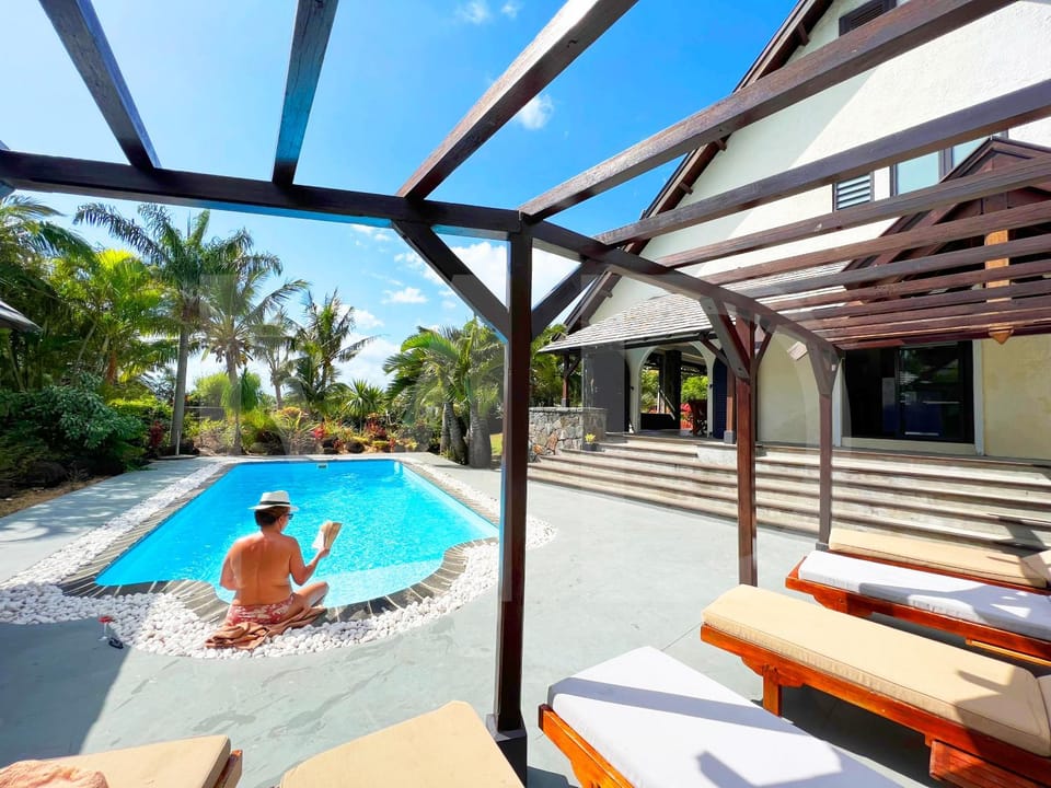 Patio, Swimming pool, sunbed