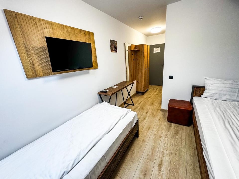 Bed, TV and multimedia, Photo of the whole room, Bedroom