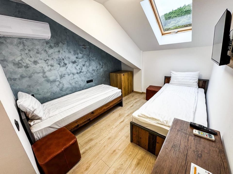 Bed, TV and multimedia, Photo of the whole room, Bedroom