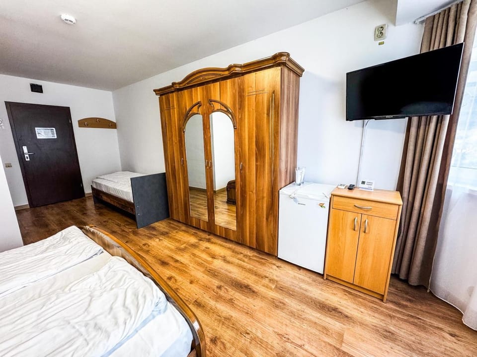 Bed, TV and multimedia, Photo of the whole room, Bedroom