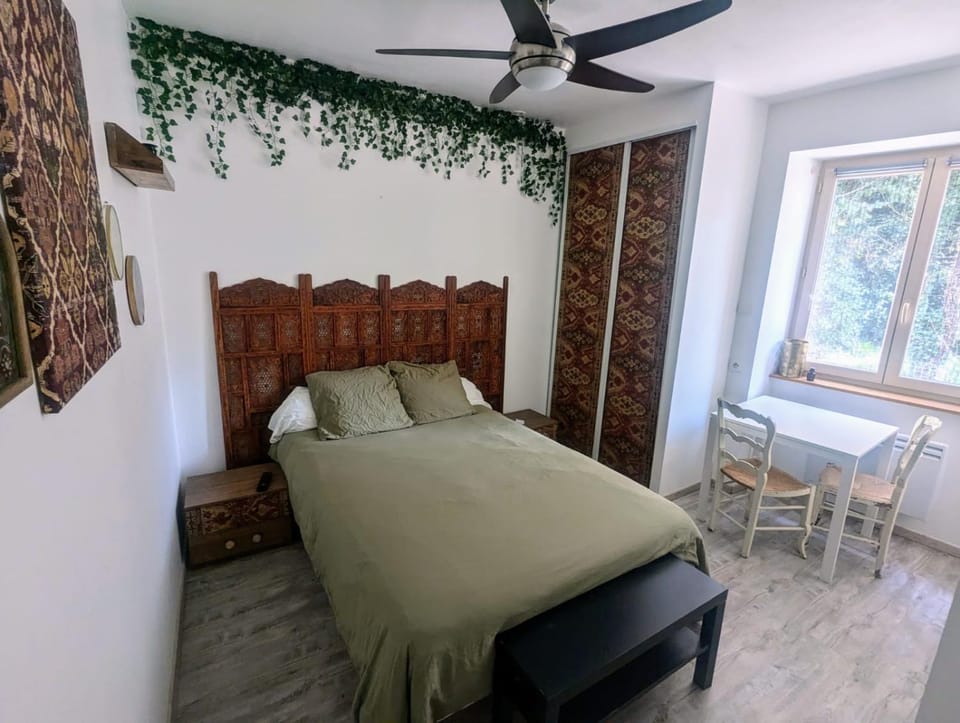Photo of the whole room, Bedroom