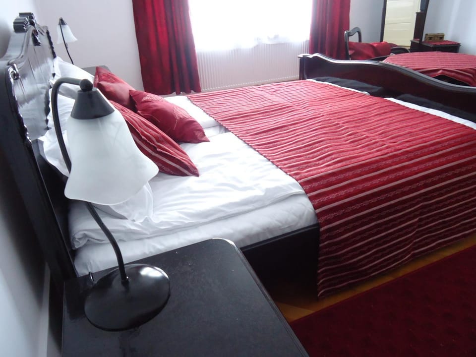 Bed, TV and multimedia, Bedroom
