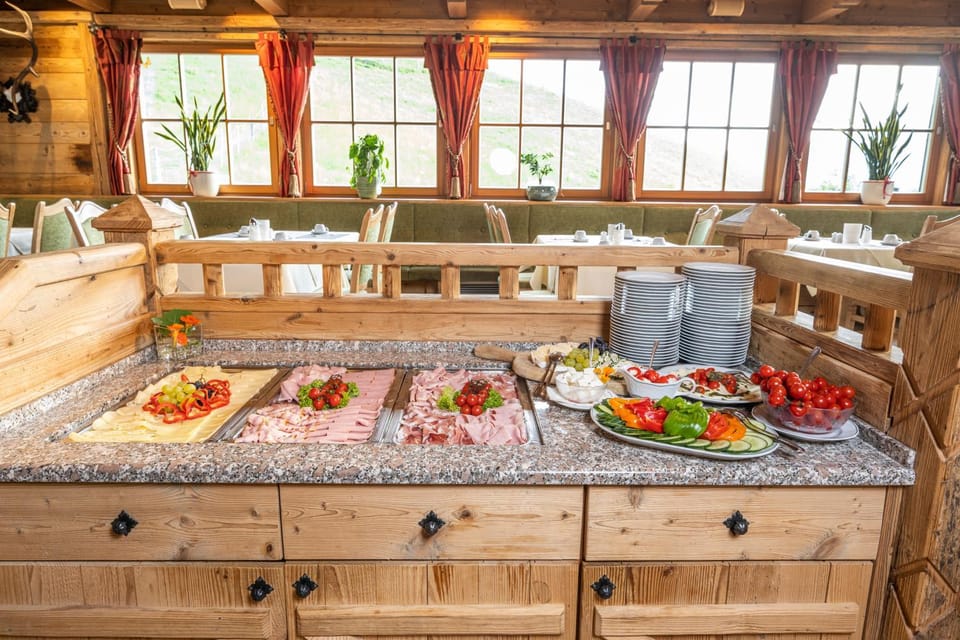 Restaurant/places to eat, Breakfast, Buffet breakfast