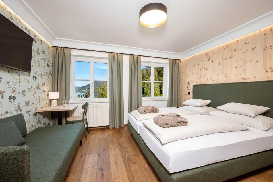 Bed, Photo of the whole room, Seating area, Bedroom