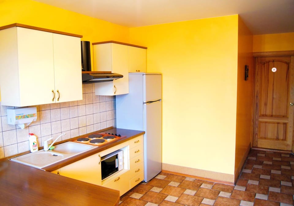 Kitchen or kitchenette, Dining area, minibar, stove