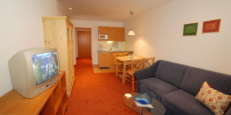 Kitchen or kitchenette, Seating area, Dining area