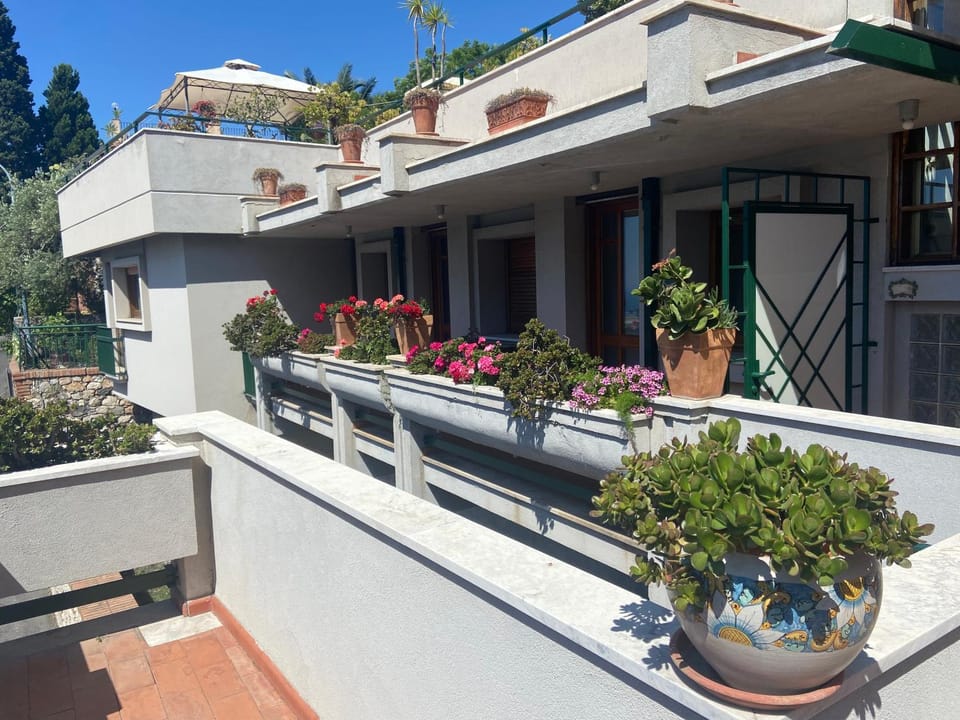 Property building, Facade/entrance, Day, Balcony/Terrace