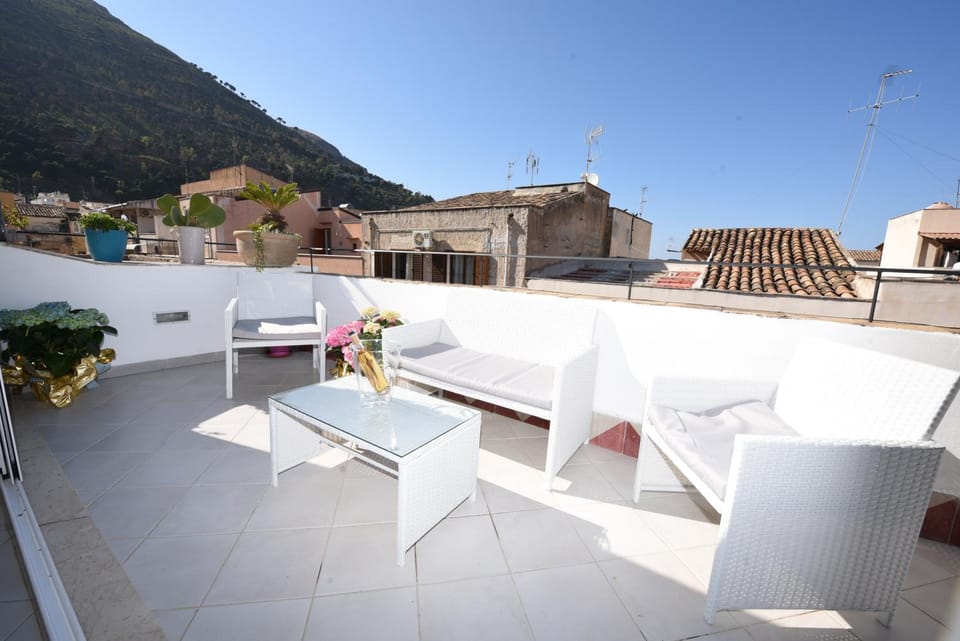 View (from property/room), Balcony/Terrace, City view, Mountain view