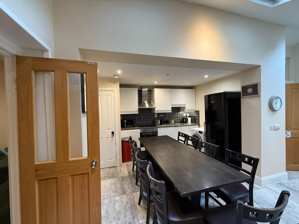 Kitchen or kitchenette, Seating area, Dining area, oven, stove