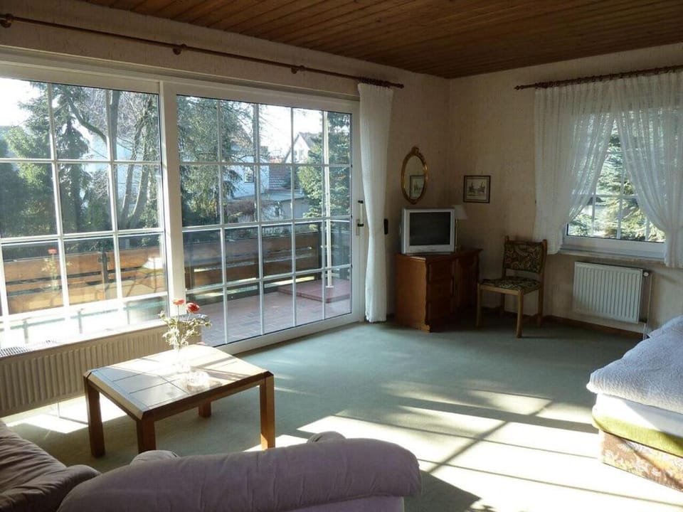 Photo of the whole room, Decorative detail, Garden view