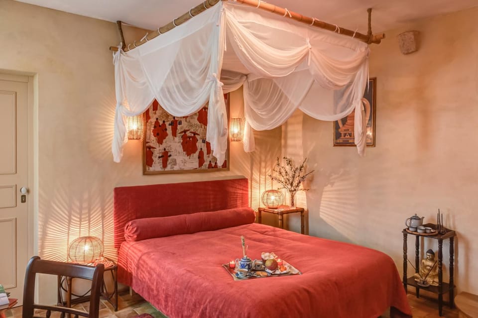 Photo of the whole room, Decorative detail