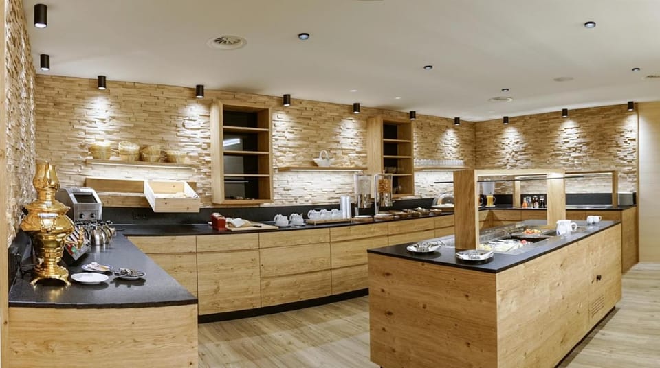 Restaurant/places to eat, Other, Buffet breakfast